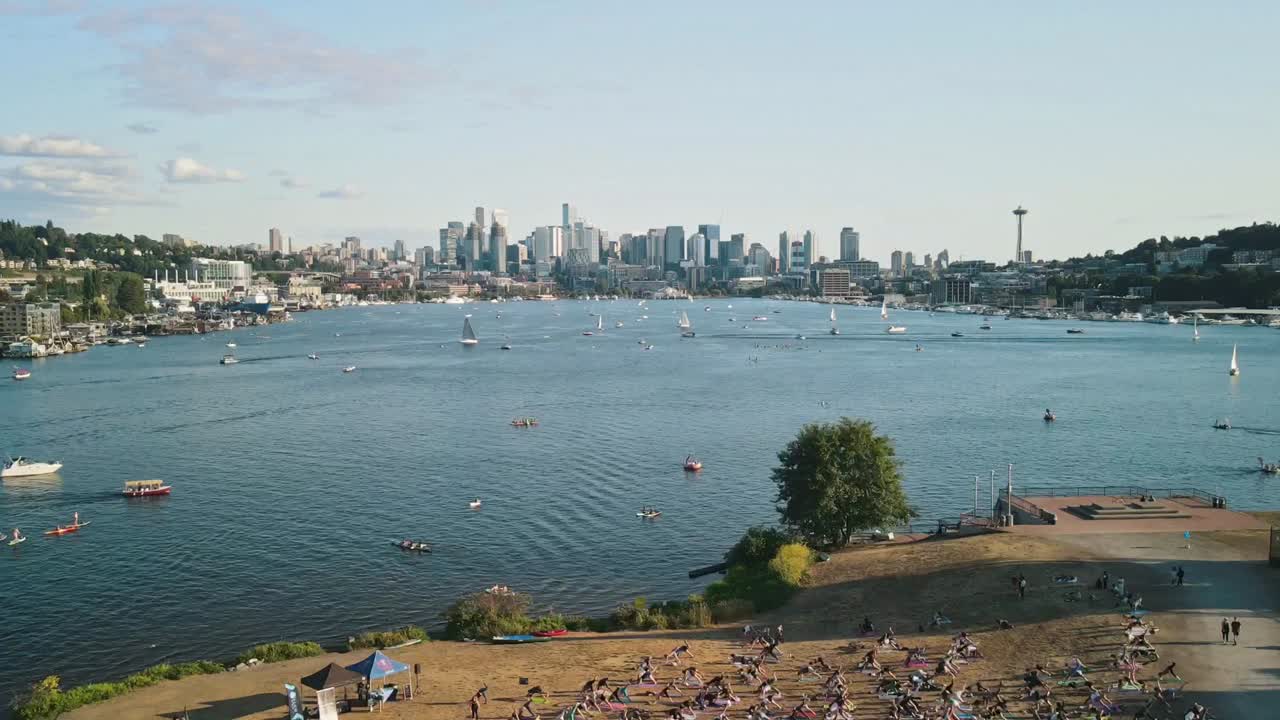 gasworks park yoga time lapse con el horizonte de seattle y la bahía llena de barcos, hyper lapse aéreo