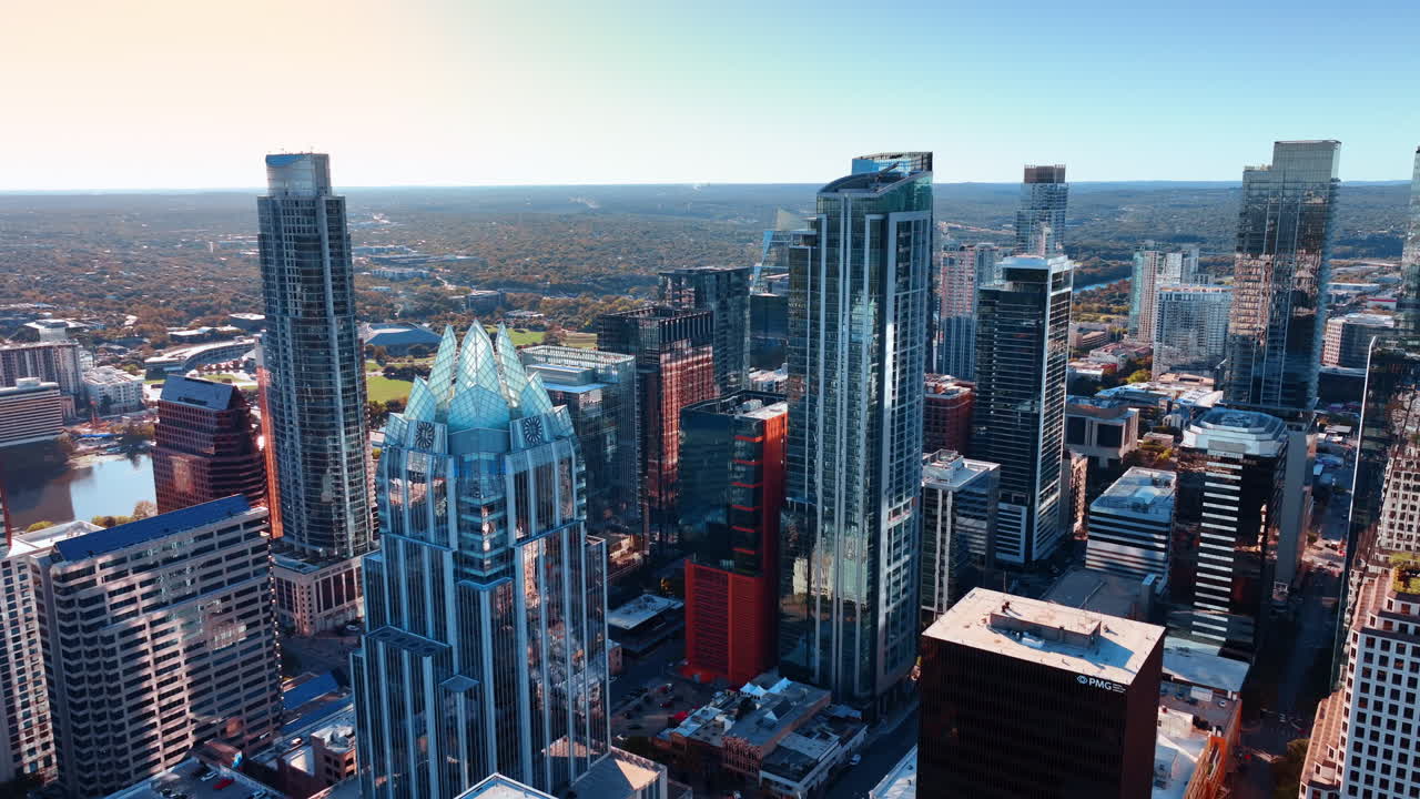 Austin, EE. UU., 21 de noviembre de 2025: Impresionantes rascacielos de cristal y metal en el centro de la metrópolis. Imágenes de dron acercándose a los edificios más populares de Austin, Texas, EE. UU.