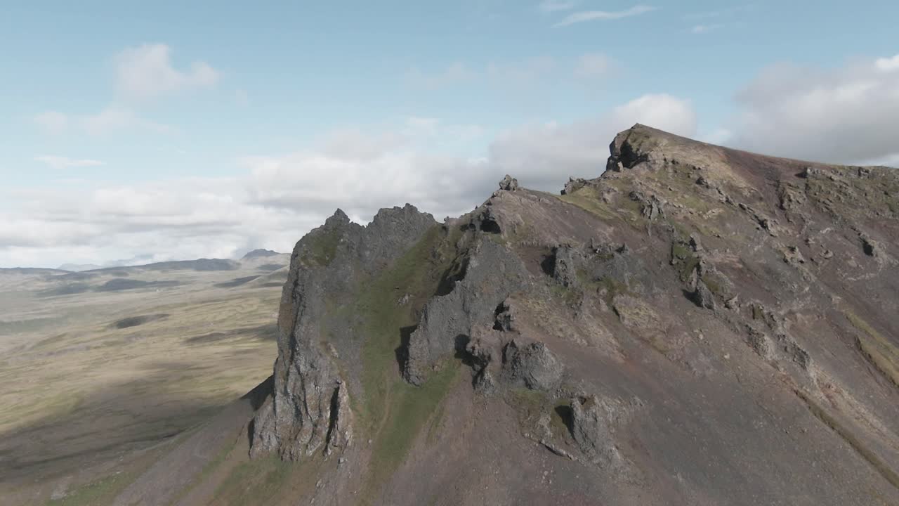 paralaje alrededor de la cumbre de la montaña escarpada, península de snaefellsnes, islandia