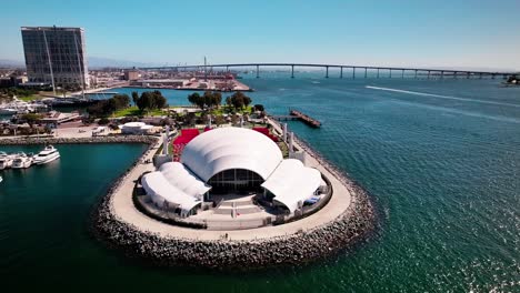 volando alrededor de la concha rady en el parque jacobs en san diego california con vistas al puerto y al puente coronado