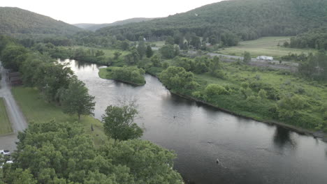 Überfliegen-Sie-Drohnenaufnahmen-Aus-Der-Luft-Vom-Fliegenfischen-Am-West-Branch-Delaware-River