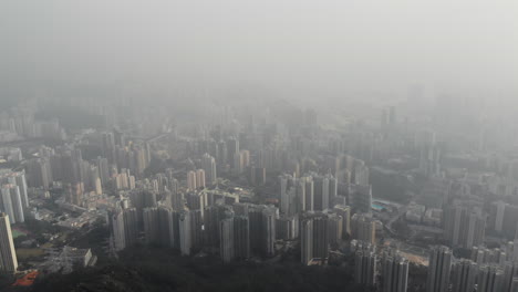 toma aérea de drones de chuk un y san po kong de lion rock en hong kong en un día de niebla en octubre