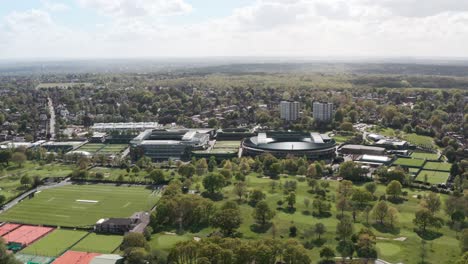 Langsamer-Drohnenschuss-In-Richtung-Wimbledon-Center-Court-Und-Court-1-Stadium