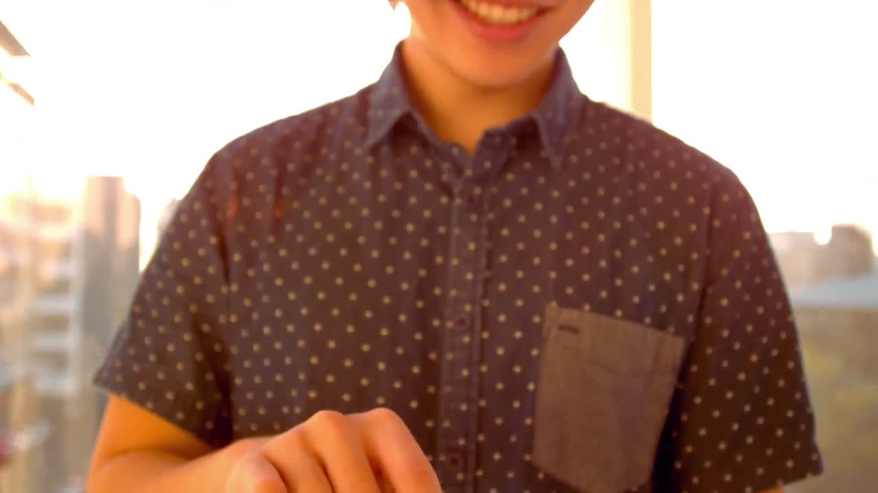 hipster feliz usando su tableta