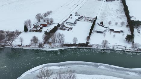 Drohnenaufnahme-Des-Yakima-Flusses,-Der-Durch-Die-Hinterhöfe-Wohlhabender-Bauernhäuser-Fließt