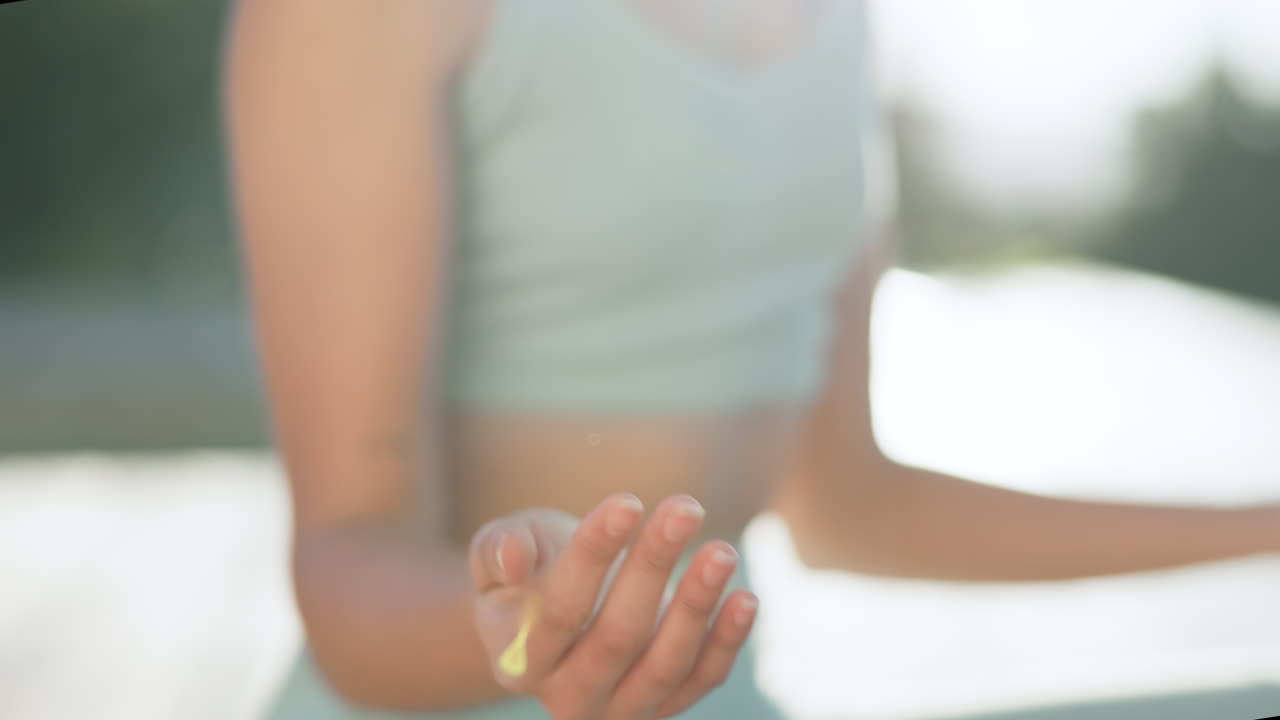 명상에서 여성, 손 및 요가