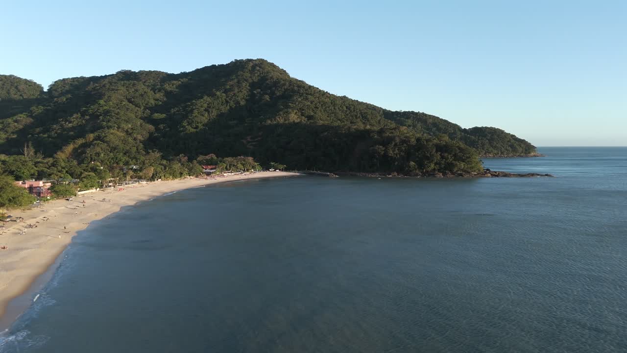 Cittadina costiera con montagne lussureggianti a Boicucanga Beach a São Sebastião, São Paulo, Brasile. Ripresa aerea laterale