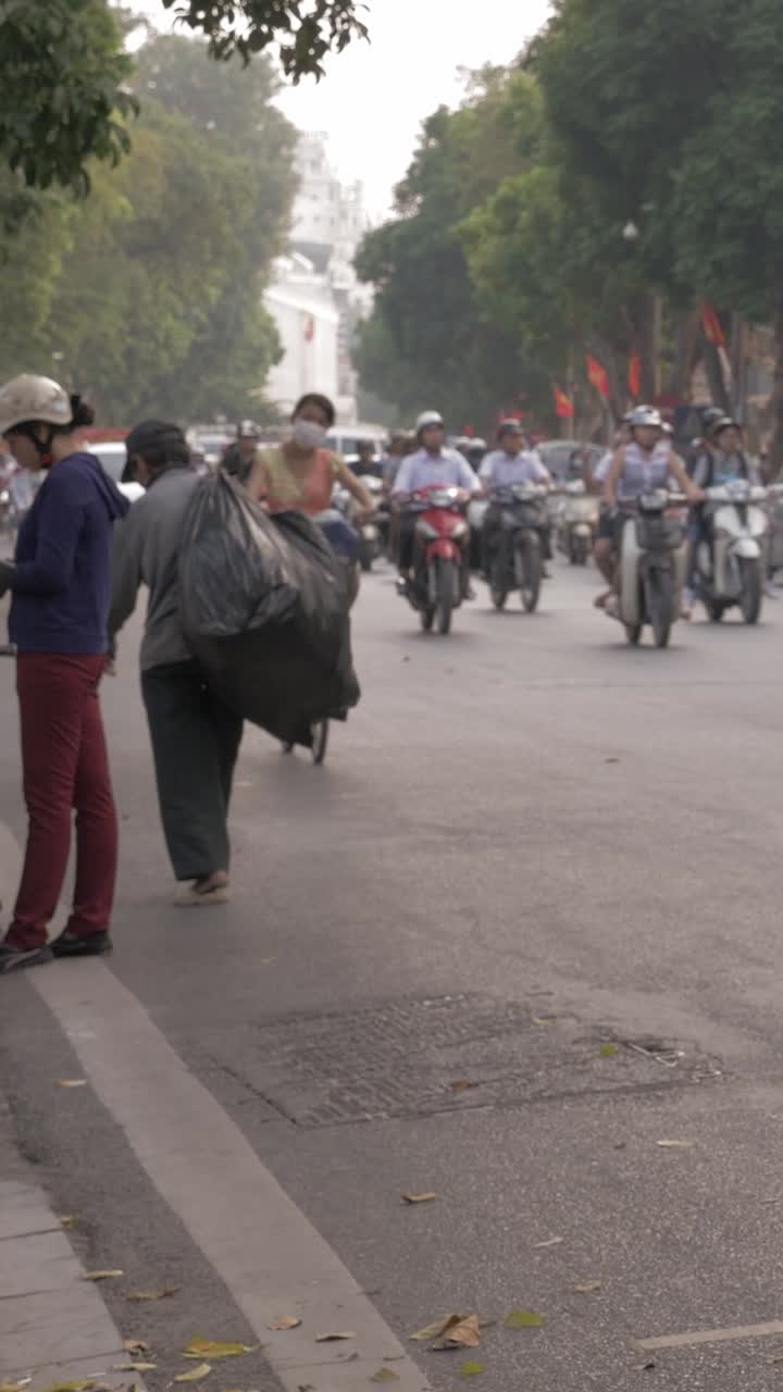 Pemandangan Jalan Perkotaan dengan Pejalan Kaki dan Lalu Lintas Sepeda Motor Padat