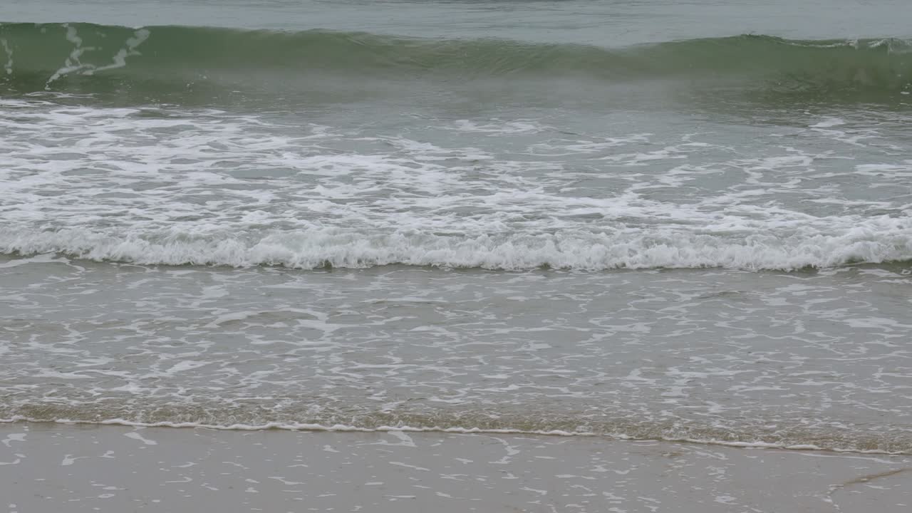 레이옹 해변은 비가 내리고 강한 파도가 강한 바람과 함께 구름이 많은 비가 오는 계절입니다.