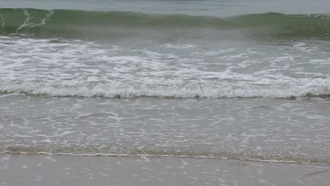 playa de rayong mientras llueve y fuertes olas en la temporada de lluvias. clima nublado lluvioso con viento fuerte