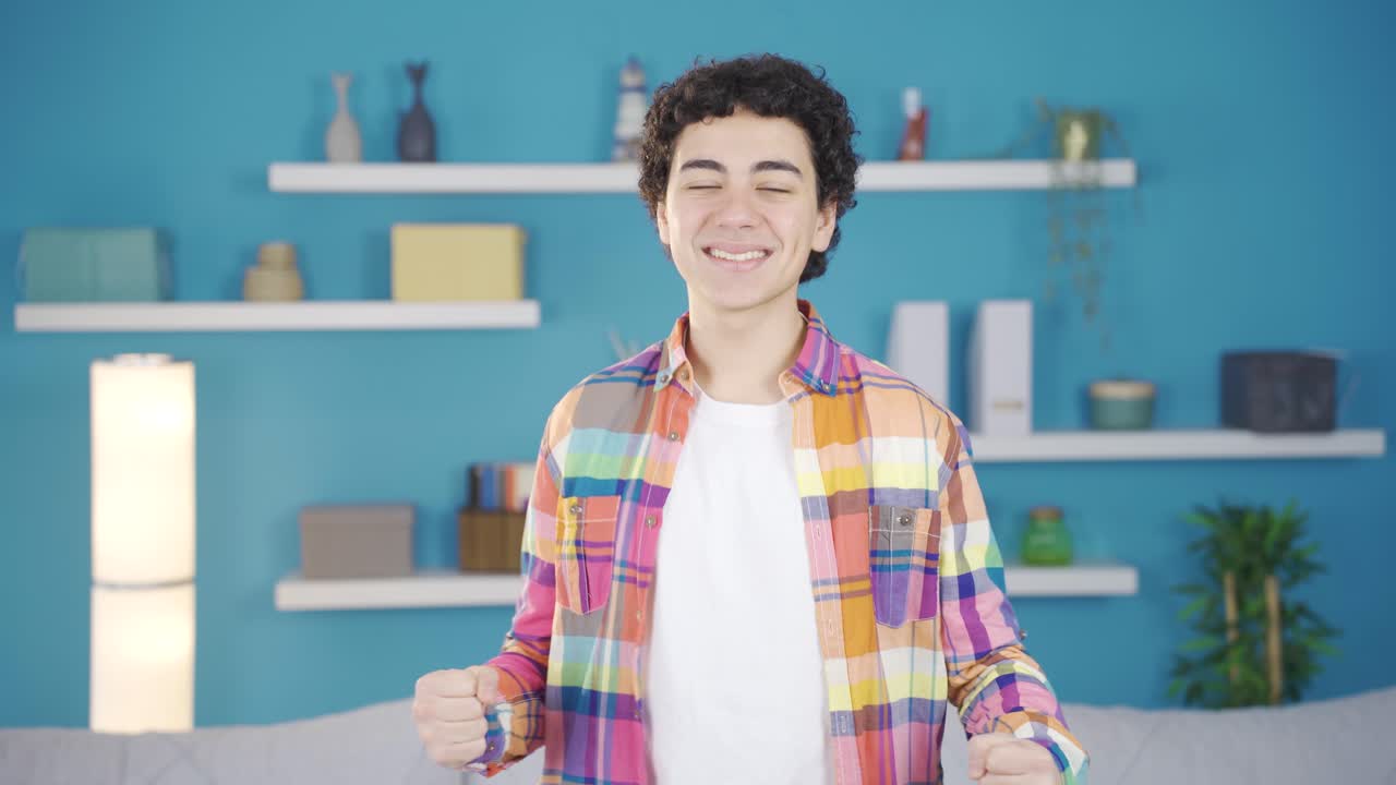 승리를 거둔 젊은이가 기 ⁇ 합니다.