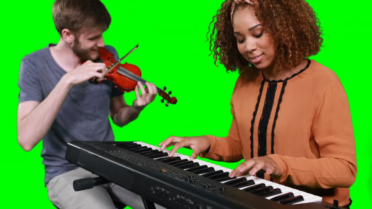 músicos tocando el piano y la guitarra