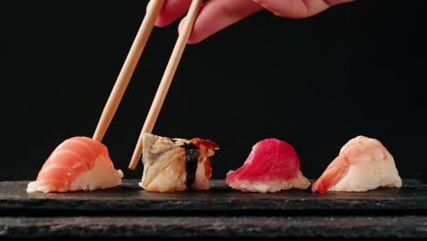 plato de sashimi, restaurante japonés, atún fresco y rebanadas de salmón en un café moderno, comida tradicional, plato de pescado rojo crudo, omega 3.