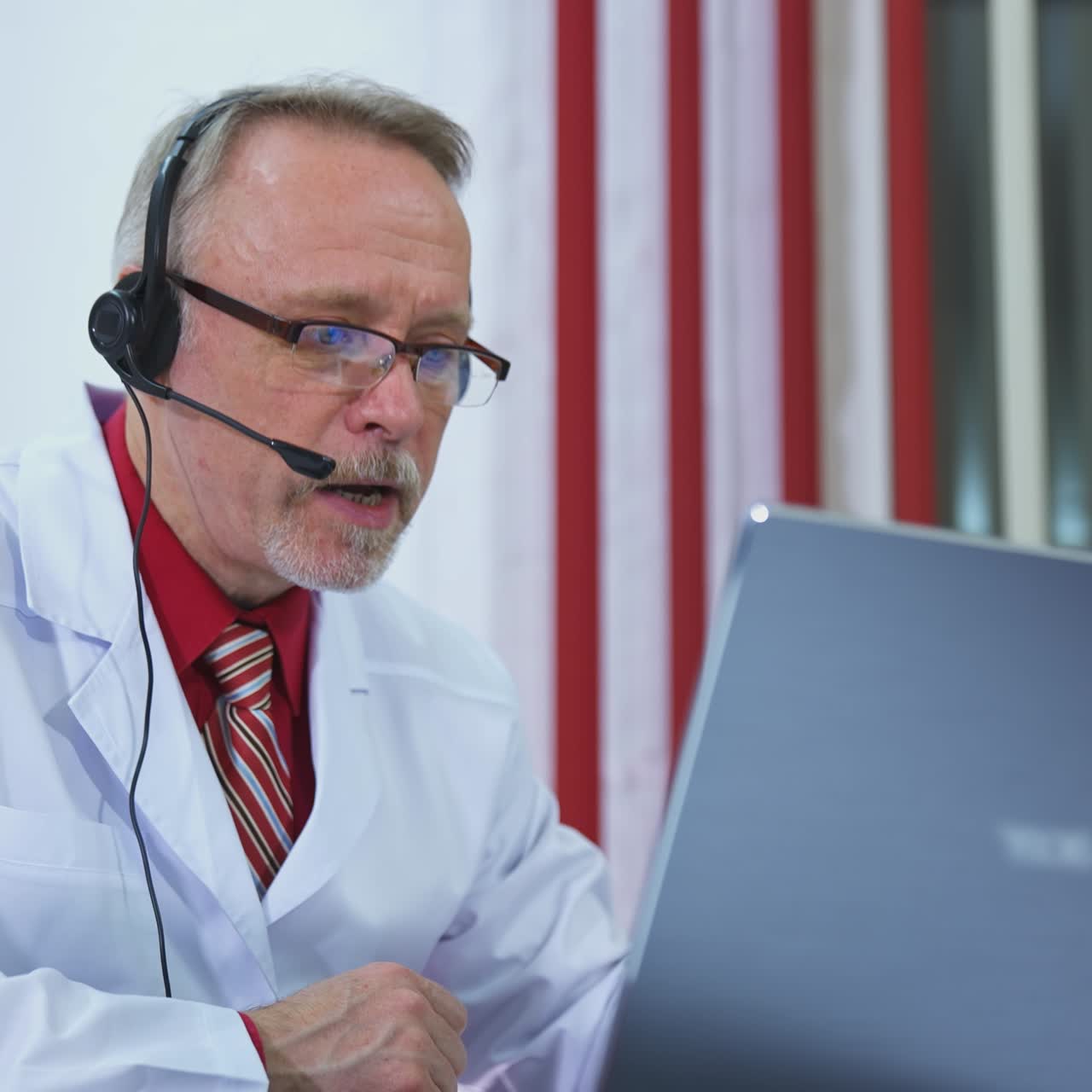 Médico hablando en videollamada desde la oficina