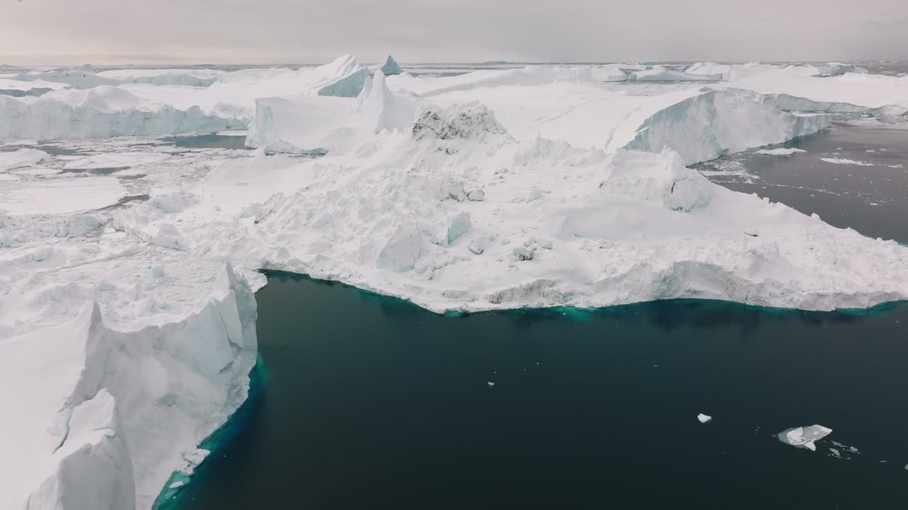 avión no tripulado sobre el mar y el hielo del fiordo de hielo de ilulissat