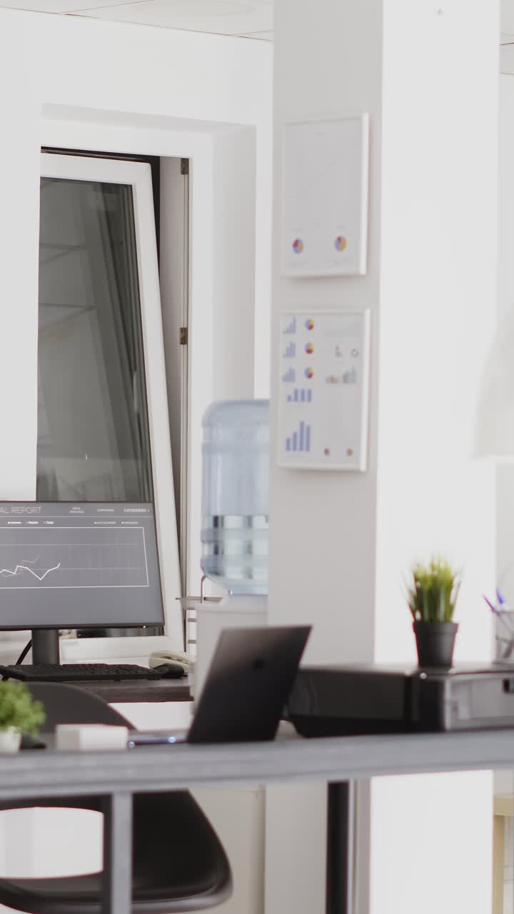 Video verticale: postazioni di lavoro professionali con più scrivanie