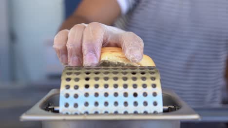 Ein-Mann-Reibt-Ein-Brot-In-Der-Küche-Nahaufnahme,-Insert-Aufnahme