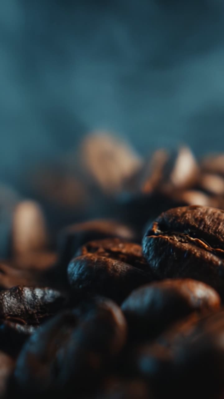 Un'esplorazione ravvicinata di chicchi di caffè tostati circondati da vapore aromatico, catturando la ricca consistenza e i colori profondi del caffè appena fatto.