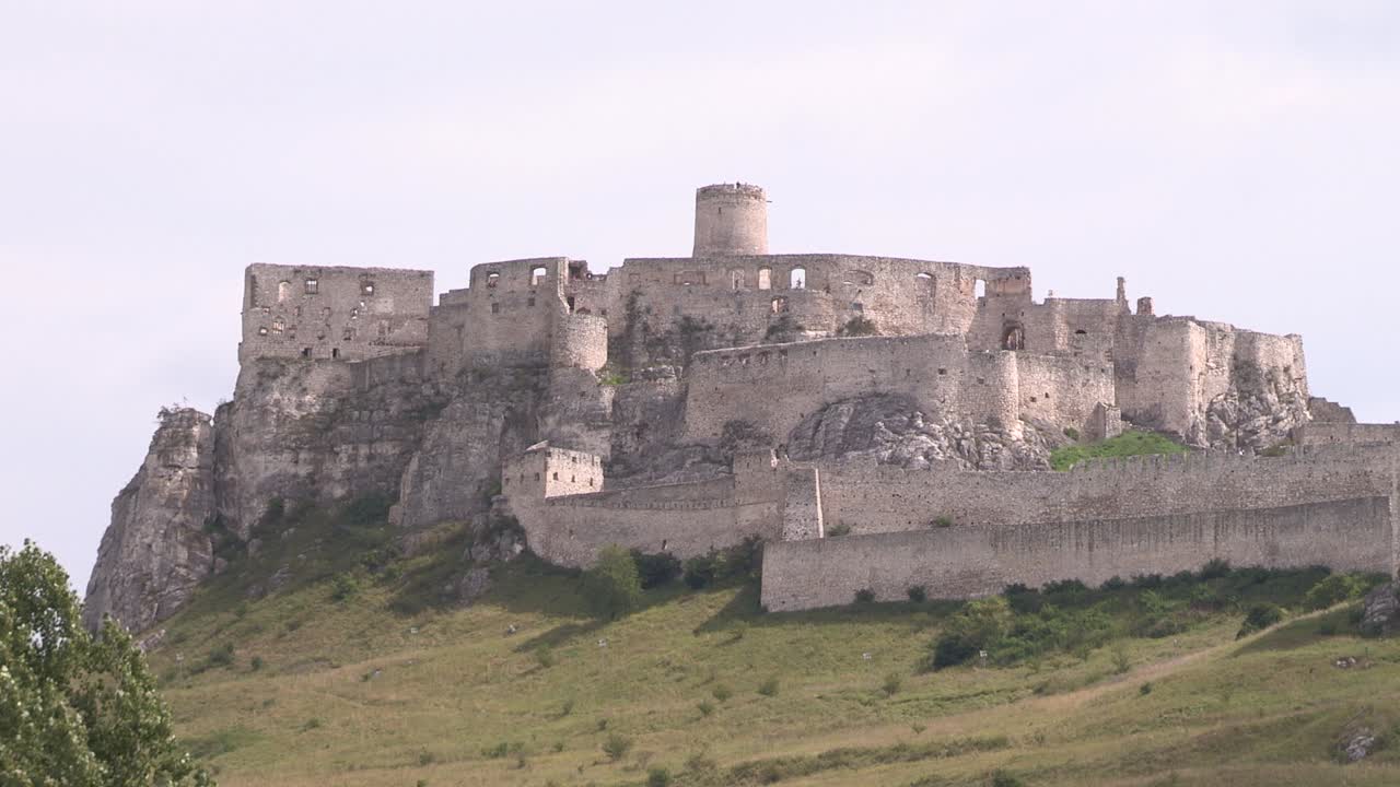 plano medio del castillo de spis en eslovaquia, a menudo en los sitios de castillos más grandes de europa-1
