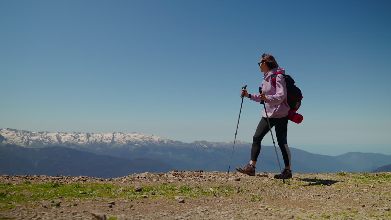 Mujer, excursión, en, montañas
