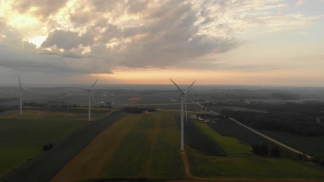 Luftaufnahme-Von-Windkraftanlagen,-Die-Während-Des-Schönen-Sonnenaufgangs-Am-Morgen-Nach-Einem-Sturm-Am-Frühen-Morgen-Strom-Erzeugen