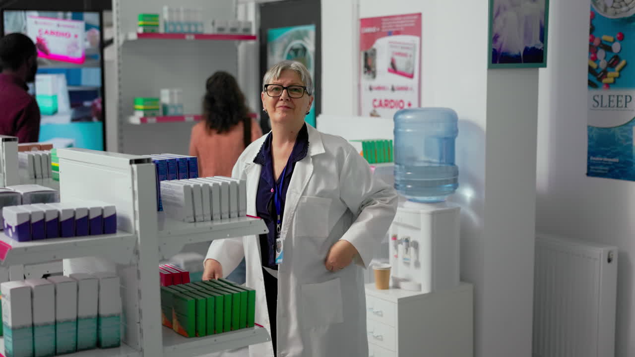 un farmacéutico en una farmacia