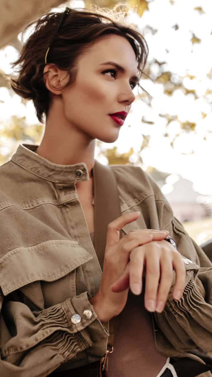 Giovane donna elegante in posa per una collezione editoriale di moda
