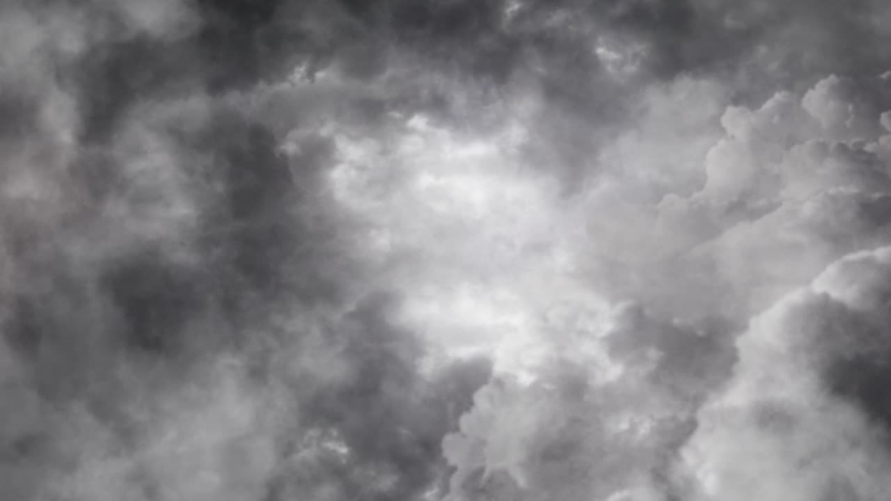 pov una tormenta se mueve dentro de una nube de columbus de cielo oscuro