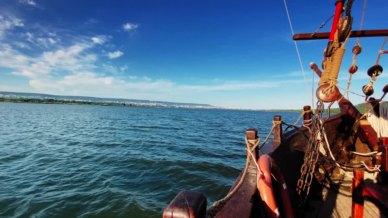 화창한 날에 흑해를 건너는 해적선