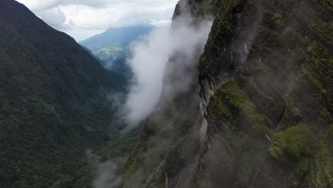 imágenes aéreas de drones de un lado nublado de las montañas de annapurna, nepal