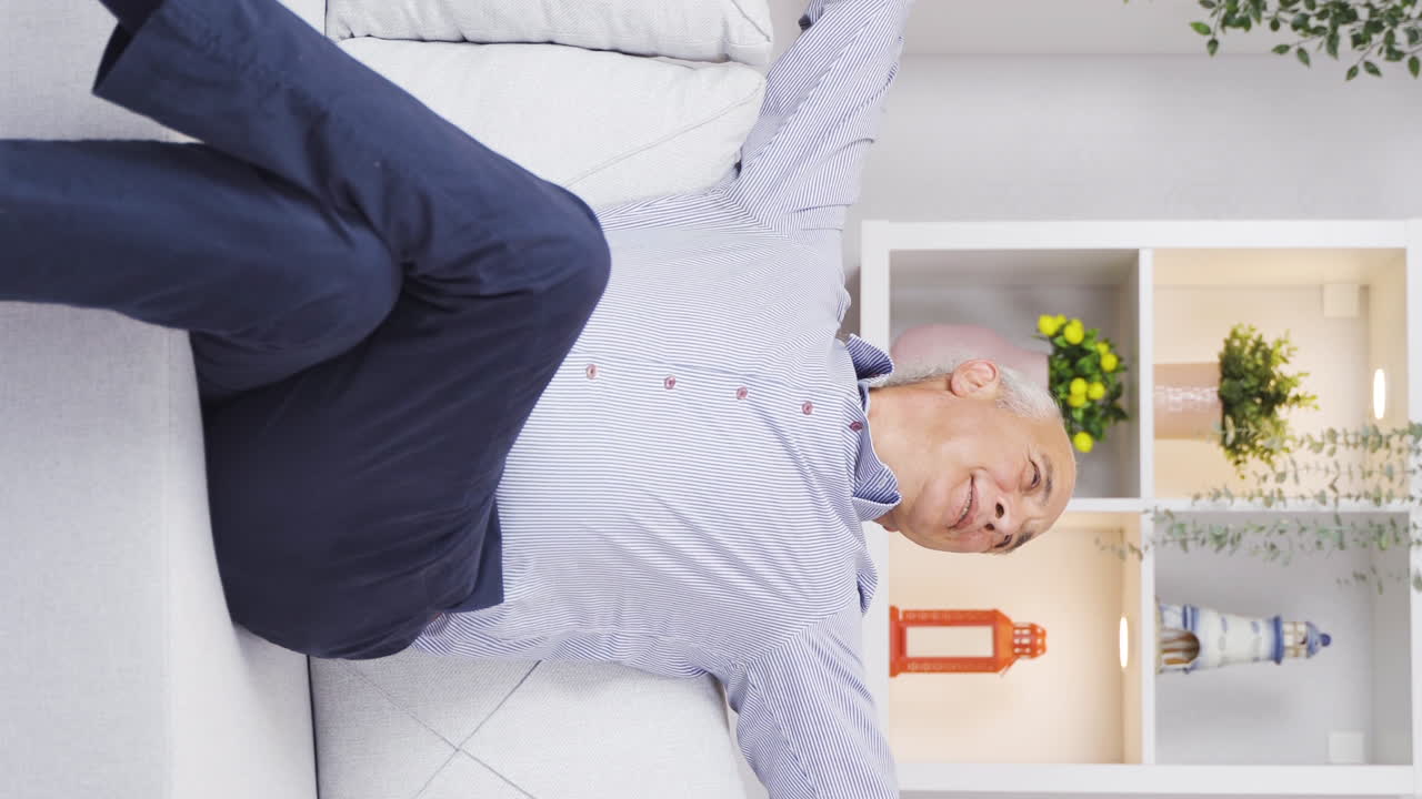 ⁇ 은이가 집에서 행복하고 평화롭게 지내는 수직 비디오.  ⁇ 은이가 삶의 기 ⁇ 을 가지고 있습니다.