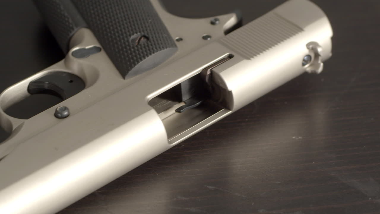 열린 빈 권총의 배럴과 챔버를 패닝