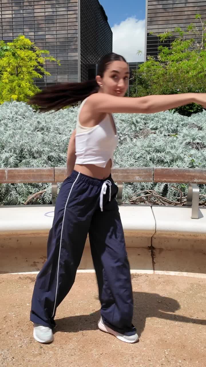 mujer bailando al aire libre