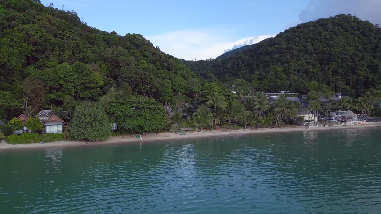 encantador vista aérea de arriba cabañas de vuelo resort bungalows de playa, selva isla montañosa tailandia 2022