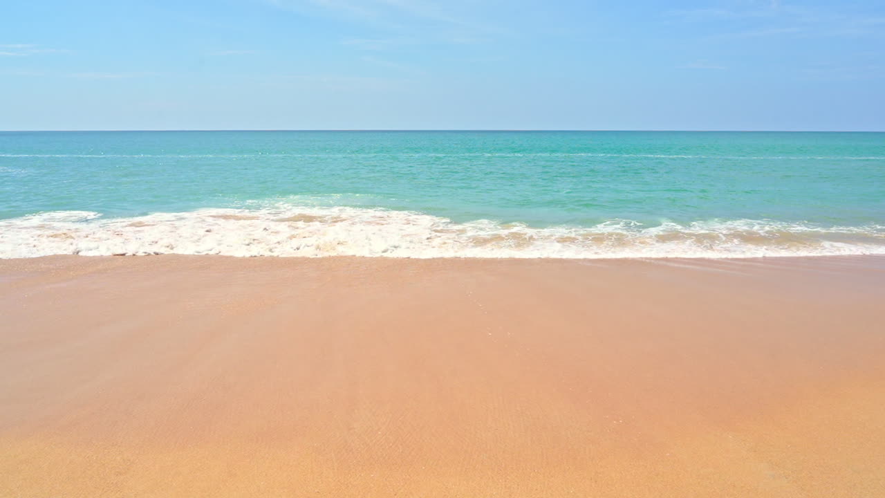 황금빛 해변에 부서지는 파도의 놀라운 샷