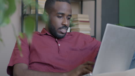 hombre trabajando en una computadora portátil