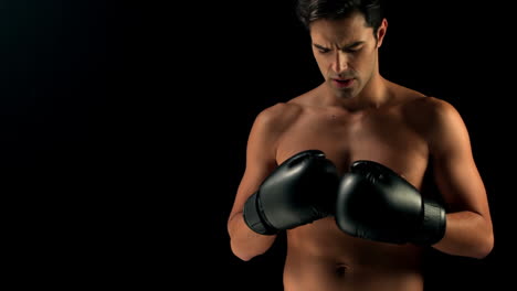 hombre con guantes de boxeo