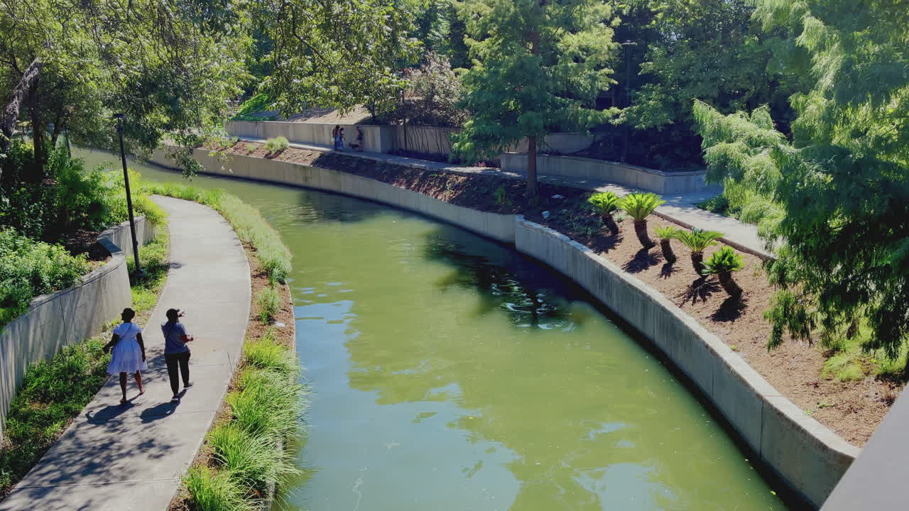 박물관 범위는 시내 구역의 북쪽으로 확장되며 콘도미니엄, 아파트, 호텔 및 여러 박물관으로 가볍게 채워져 있습니다.