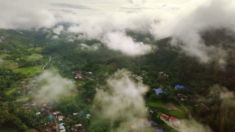 Vista-Aérea-Volando-Sobre-La-Exuberante-Montaña-Verde-De-La-Selva-Tropical-Con-Nubes-De-Lluvia-Durante-La-Temporada-De-Lluvias-En-El-Parque-Nacional-Reservado-De-La-Montaña-Doi-Phuka-En-El-Norte-De-Tailandia