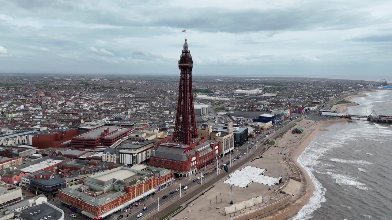 Ripresa aerea con drone dall'alto in avvicinamento della Torre di Blackpool e della spiaggia