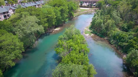 Imágenes-De-Drones-Sobre-El-Río-Guadalupe-Cerca-Del-Puente-De-La-Calle-Faust-En-New-Braunfels,-Texas-Con-La-Interestatal-35-En-El-Fondo