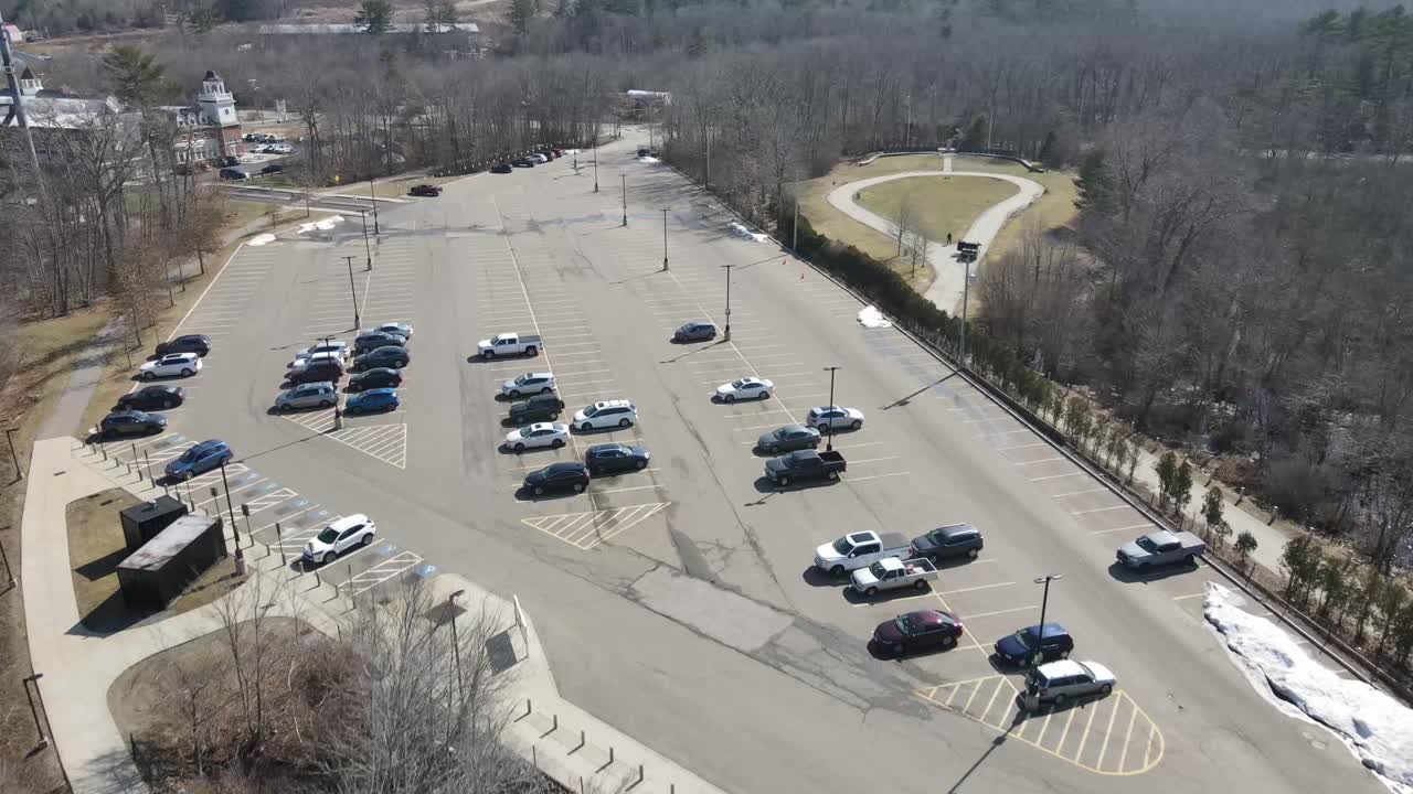 모뉴먼트 파크가 보이는 통근열차 역 위로 앞으로 밀기