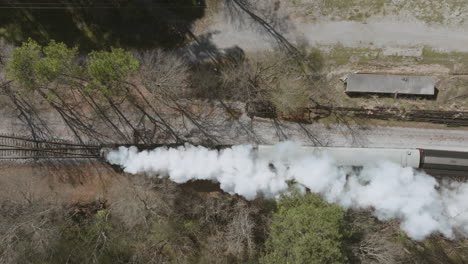 tiro aéreo de drones, sobrecarga estática, motor de tren de vapor moviéndose por las vías en chattanooga, tennesse