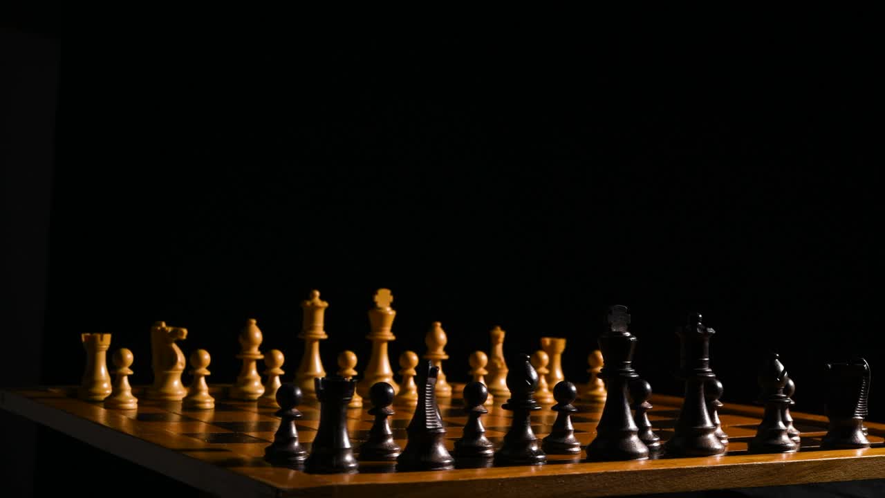 tiro cinematográfico de piezas de ajedrez en un tablero de ajedres con un fondo negro y una sola fuente de luz que viene de la derecha