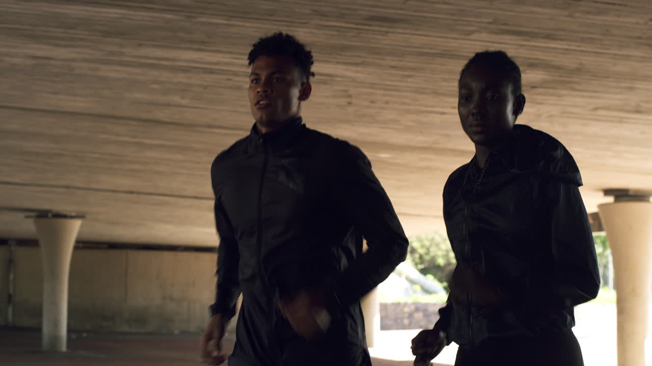 люди бегут в городском туннеле