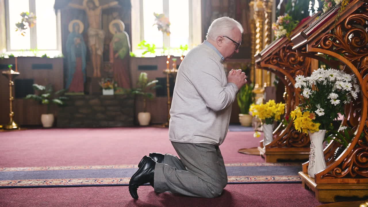 교회 에 있는  ⁇ 은이