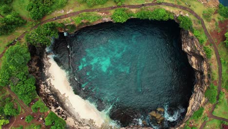 Gebrochener-Strand,-4K-Drohne-Steigt-Von-Innen-Am-Strand-Auf,-Nusa-Penida,-Indonesien