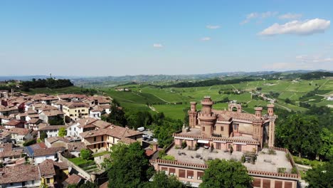 Una-Mosca-Alrededor-Del-Hermoso-Castillo-De-Novello-En-Langhe-Revelando-Lentamente-El-Asombroso-Panorama-Detrás-De-Este