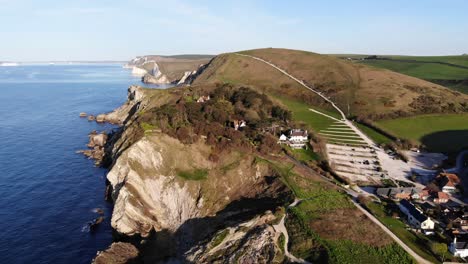 Aérea-A-Lo-Largo-De-La-Costa-Jurásica-En-Lulworth.-Muñequita-Hacia-Adelante