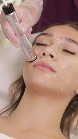 mujer recibiendo tratamiento facial en un spa
